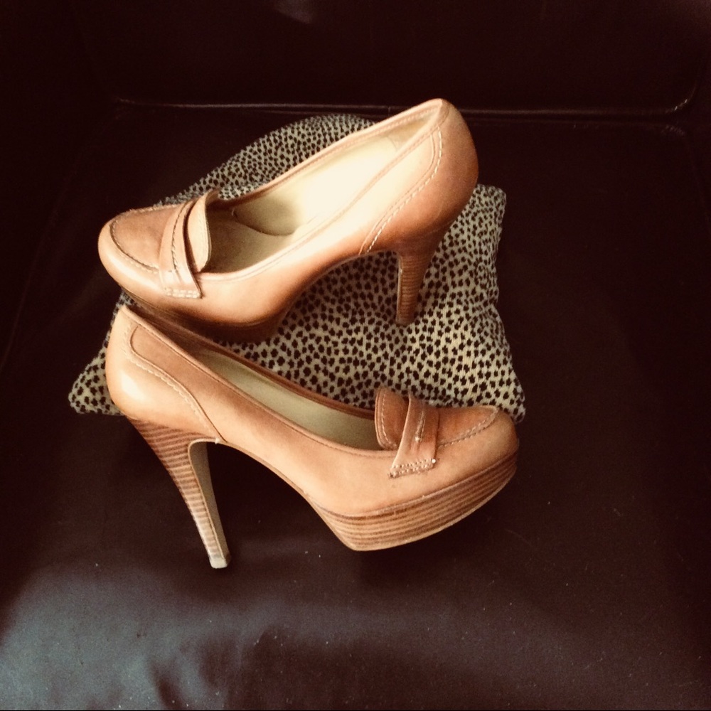 Tan leather Platform Pump